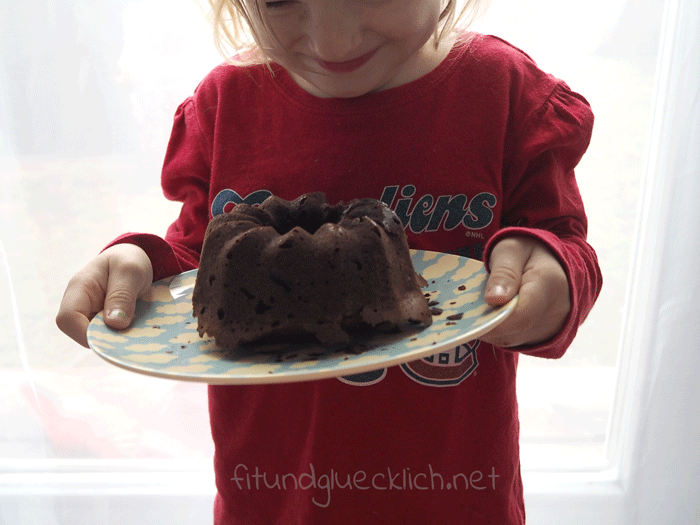 Backen Kindern: zuckerfreier Schoko-Becherkuchen