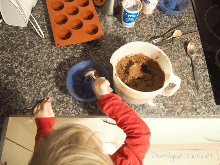 Backen Kindern: zuckerfreier Schoko-Becherkuchen
